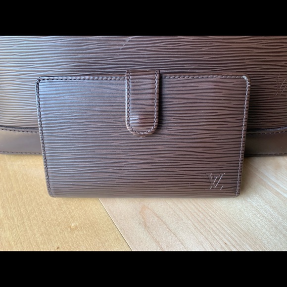 SALE! Auth LV Alma EPI brown handbag & wallet set! - Picture 10 of 16